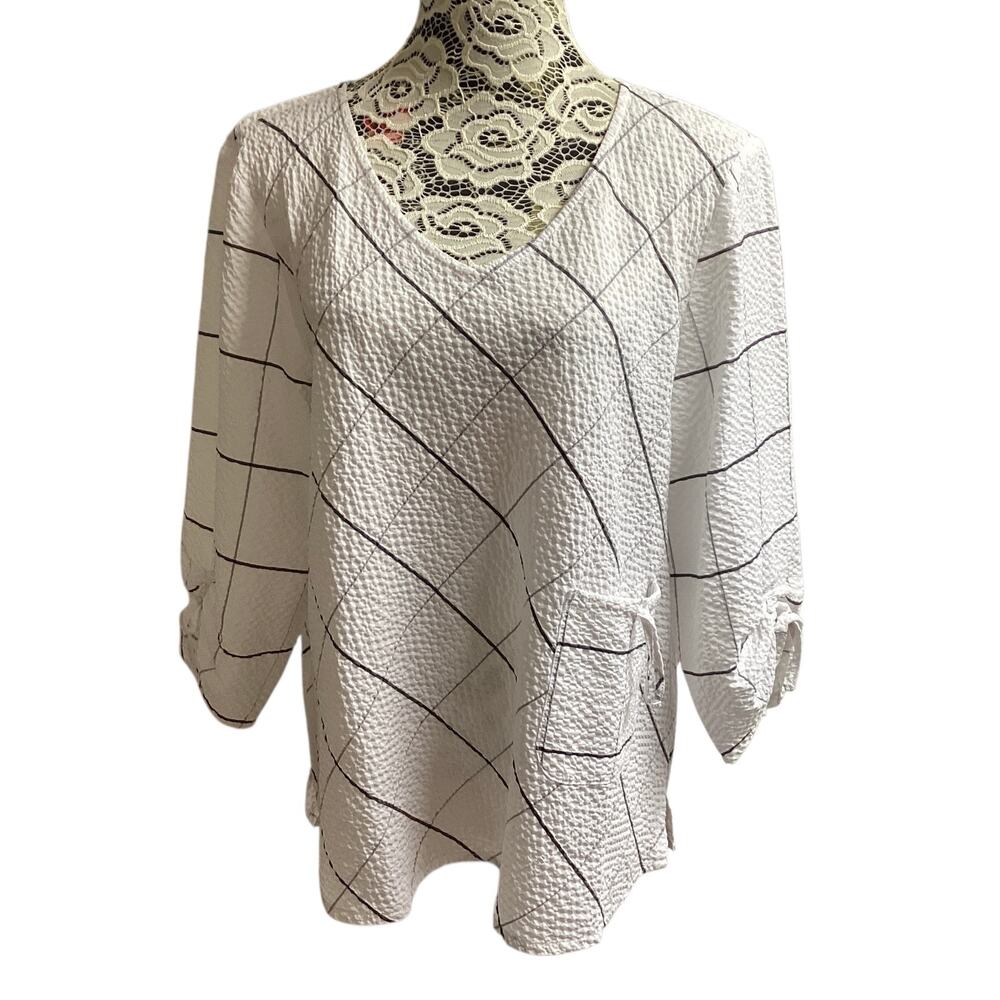 Habitat Clothes to Live white and black puckered boxy top with 3/4 sleeves